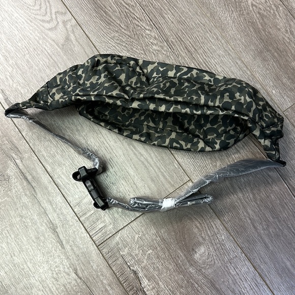 Victoria’s Secret Pink Animal Print Pouch New - Picture 2 of 2